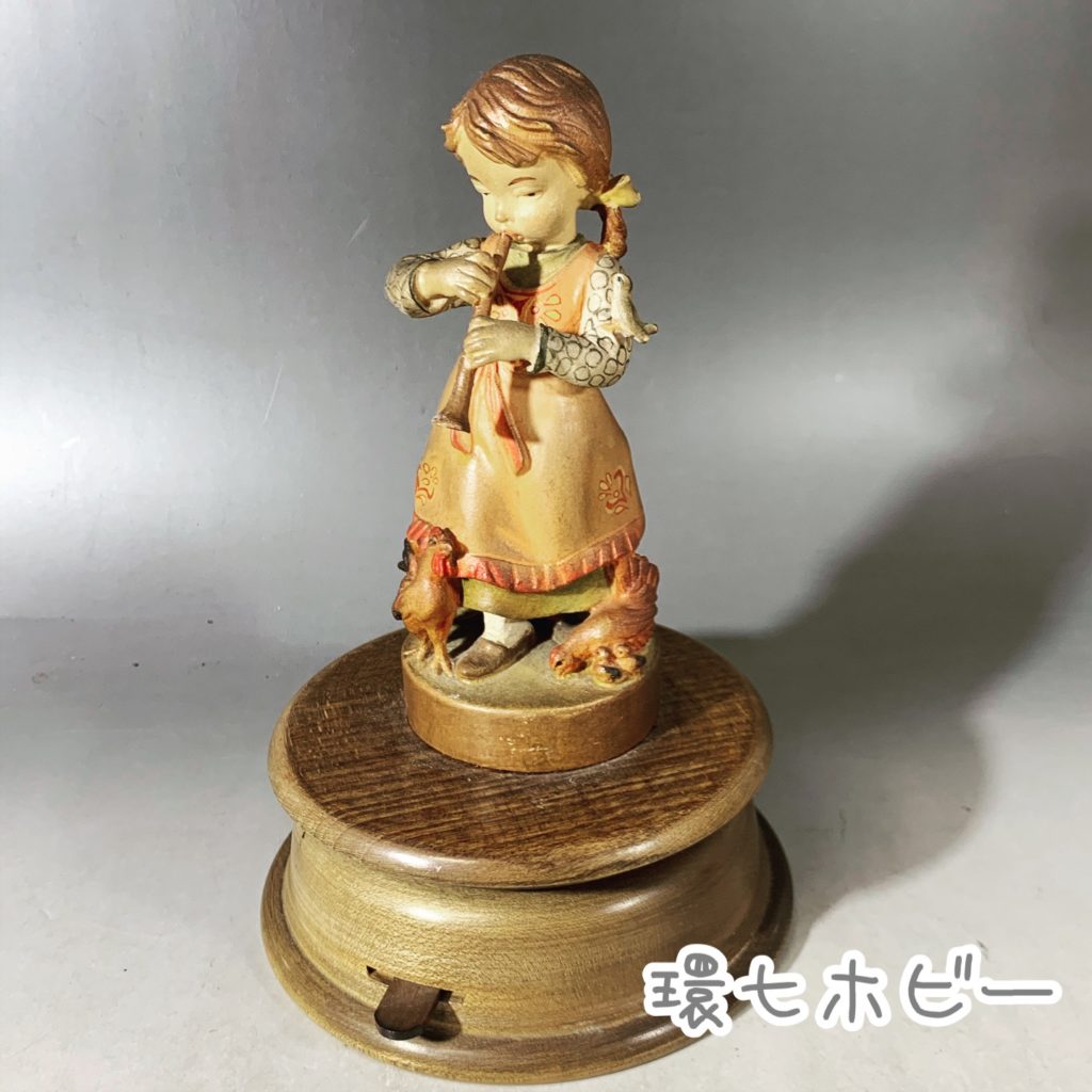 A422】木彫り人形オルゴール直径13cm - 小物入れ
