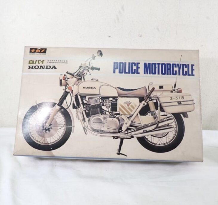 未組立 ナガノ 白バイ 1/8 交通取締用自動二輪車 HONDA プラモデル